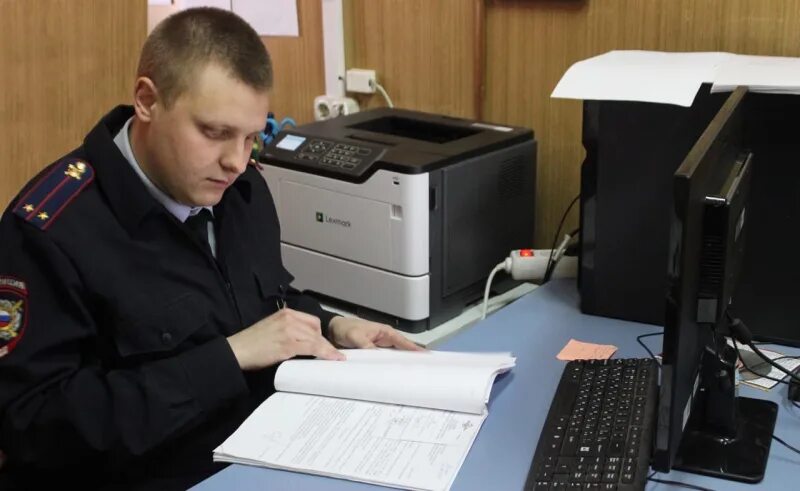 Работает участковым уполномоченным полиции