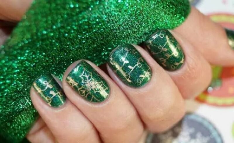 Ногти зелёные с блестками. Маникюр с зелёными блёстками. Маникюр зеленый светоотражающий новогодний. Изумрудный маникюр с блестками. Маникюр зеленый светоотражающий новогодний.