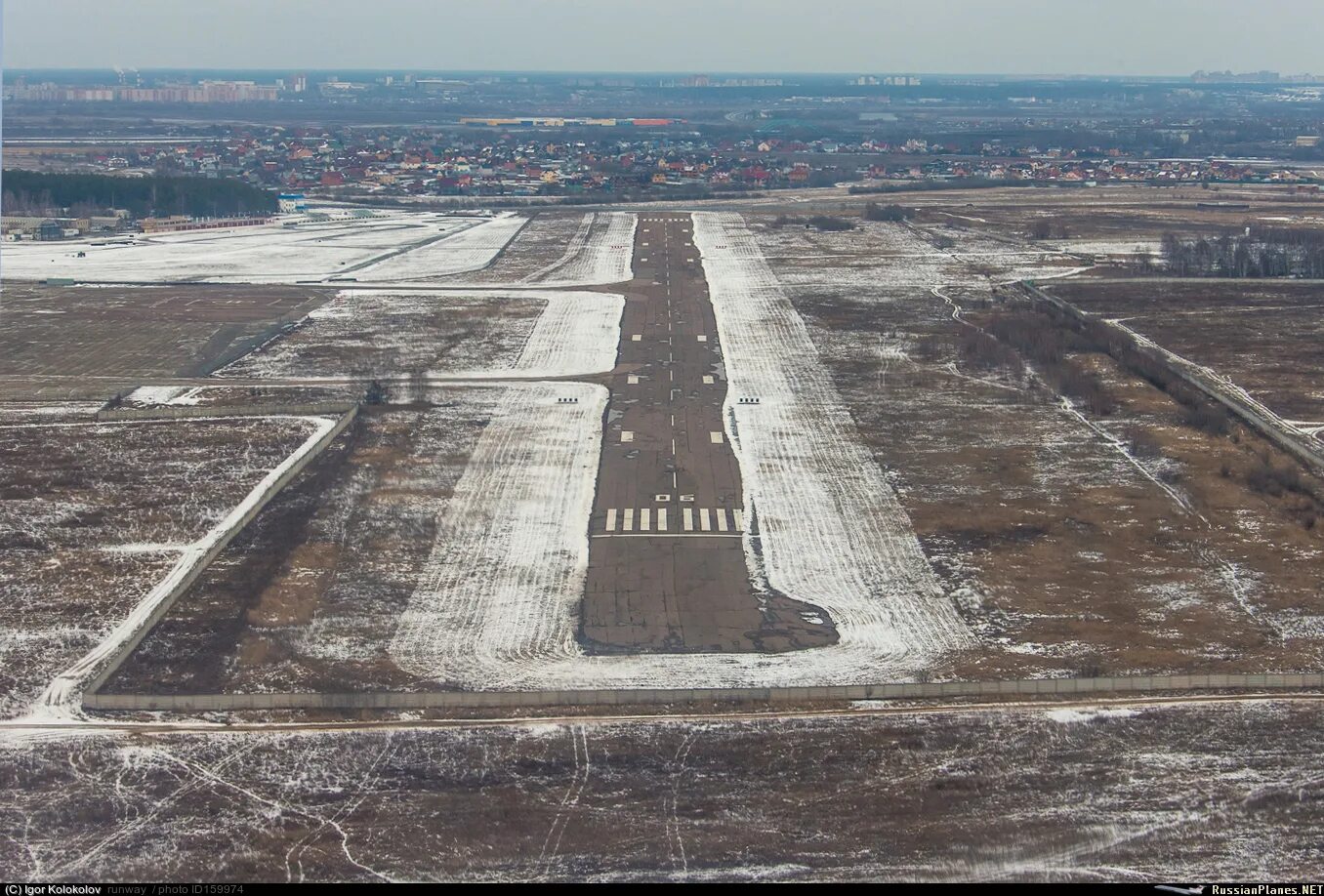 Терминалы махачкала. Аэродром Мячково ВПП. Аэропорт Махачкала Взлетная полоса. Взлетная полоса Мячково. Аэропорт Сангар Якутия.