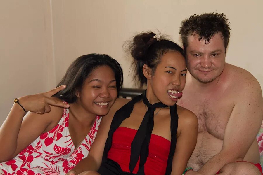 Казах пары. Счастливые мужчина и женщина. Азиатская жена русский. Красивые азиатские жёны. Свадьба азиатки и русского.