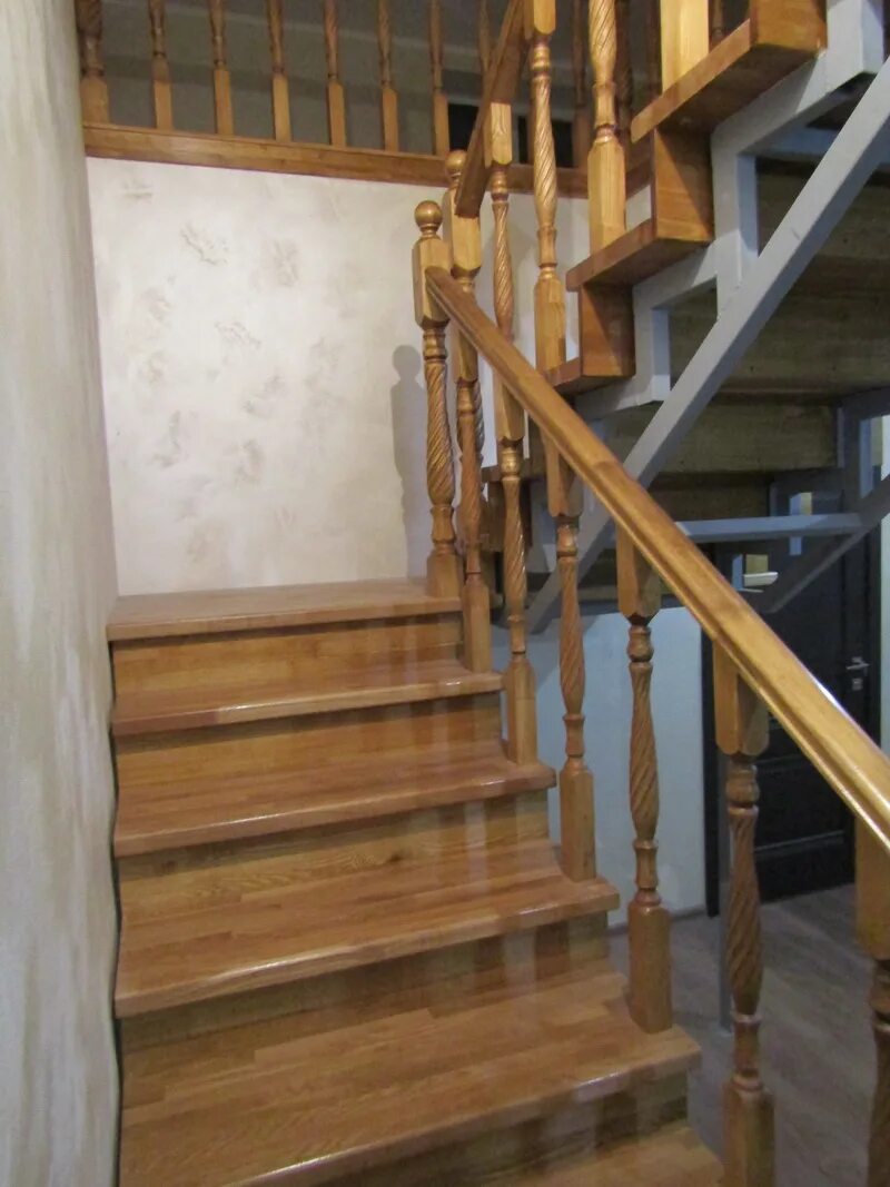 Сборка лестницы. Столяр лестницы. Столяр по дереву. Столярная мастерская лестницы. Лестница деревянная короткая.