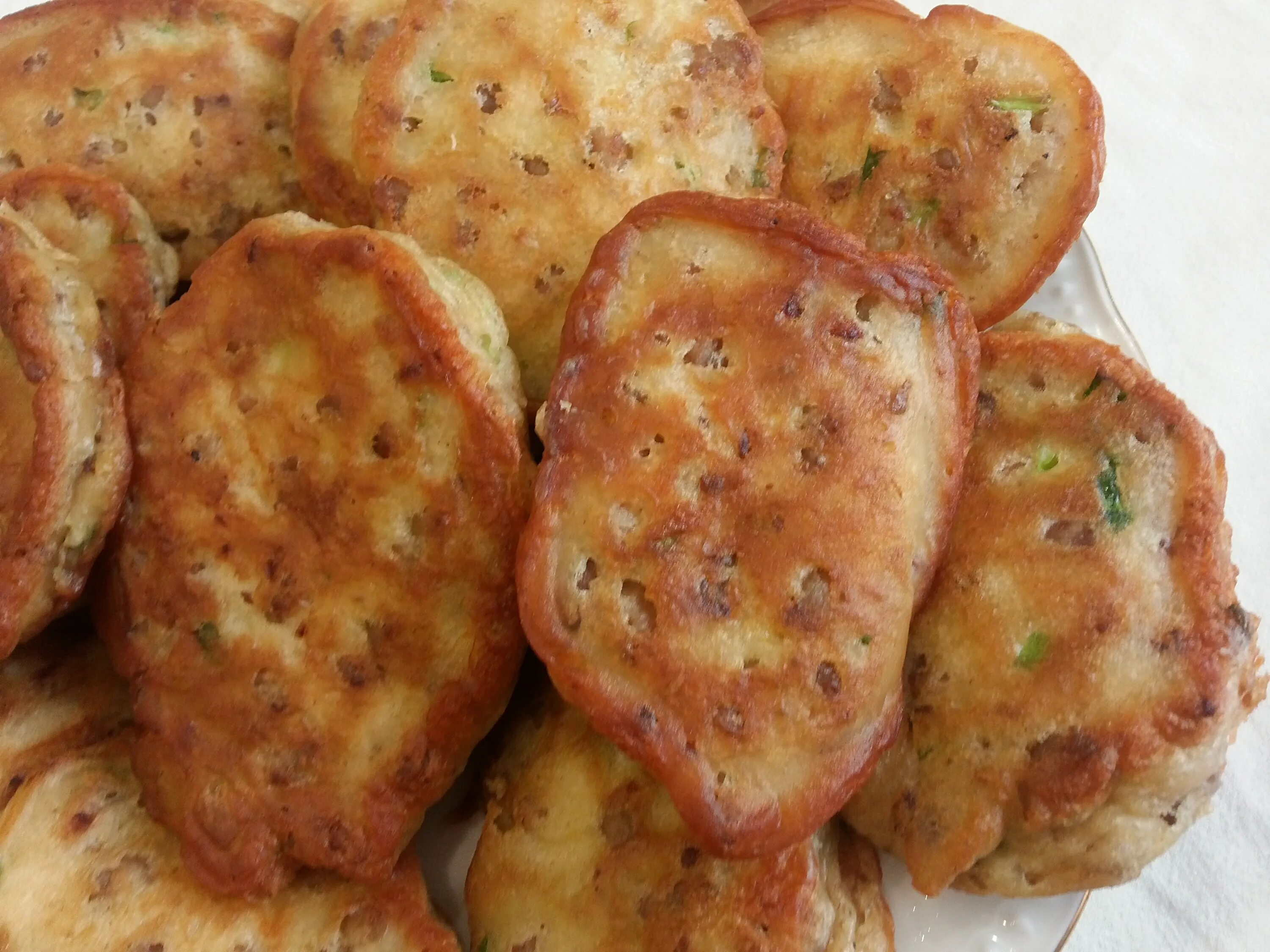 Ленивые беляши на кефире с фаршем на сковороде. Ленивые беляши гербалайф. Ленивые беляши на кефире с фаршем. Ленивые беляши фото. Ленивые беляши с фаршем.