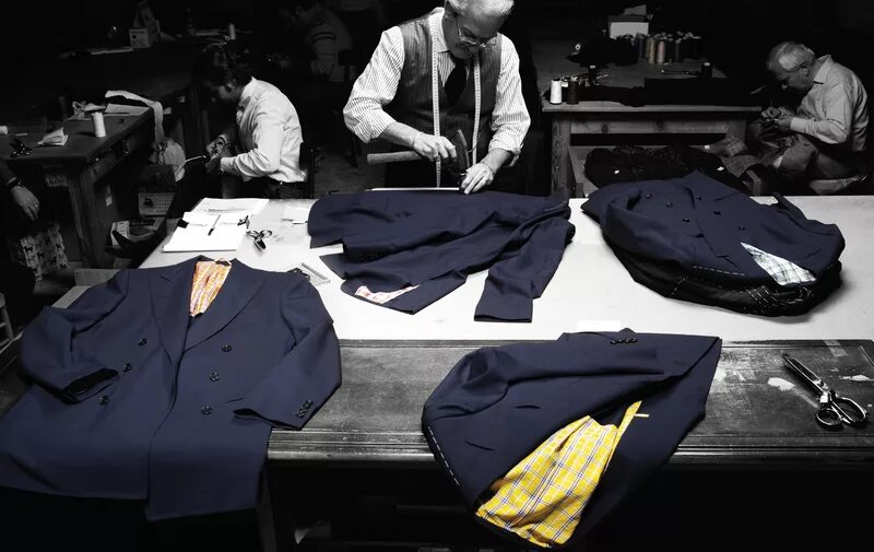 Человек работает с тканью картинка. Швейный цех ковров. Одежда дело 1. Одежда дело 1. Medicine одежда официальный сайт.