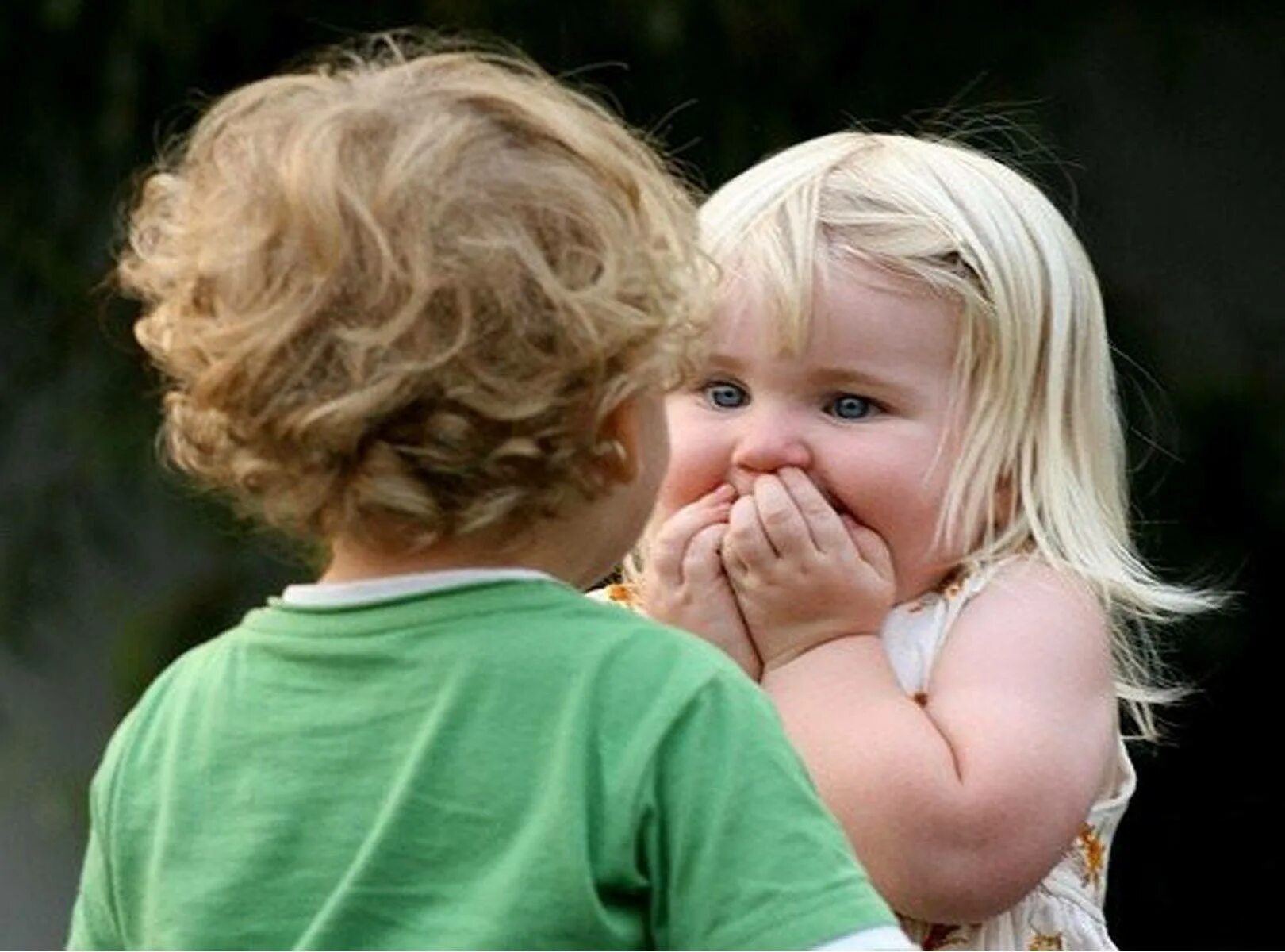 Люблю детей одинаково. Смешные дети. Детский поцелуй. Детские эмоции. Прикольные фото детей.