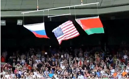 На Олимпиаде упал американский флаг. Падения флага США на Олимпиаде. Американский флаг купал. Россия и Беларусь упал флаг США. Гимн флагу сша