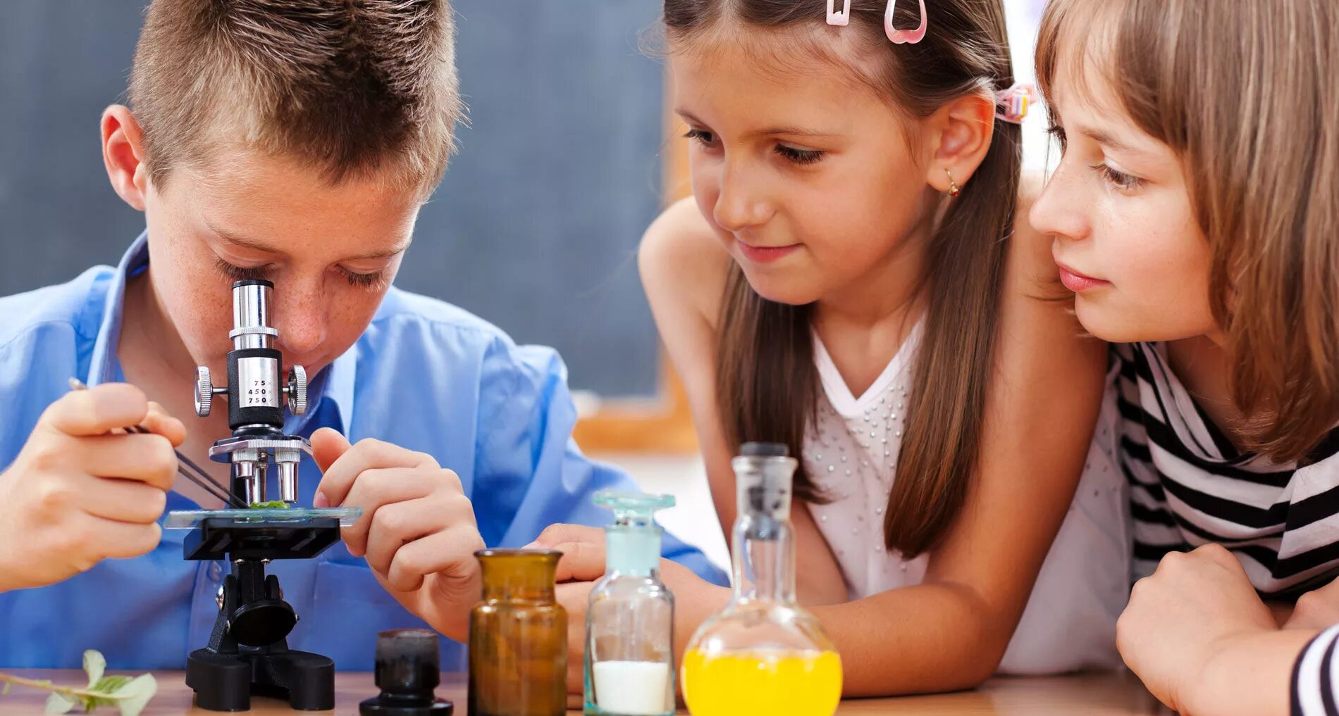 Дети дошкольного возраста. Проявляет интерес к предметам. Проявляет интерес к предметам. Ребенок изучает мир. Внимание дети.