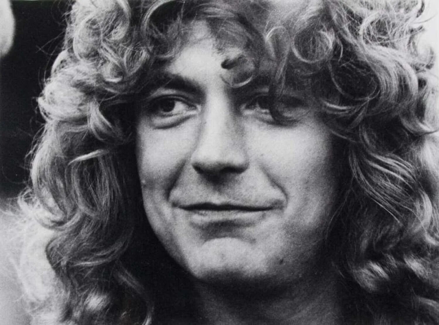 Плант. Robert Plant 1979. Robert Plant young. Роберт Плант с макияжем. Роберт Плант молодой прищурившись.