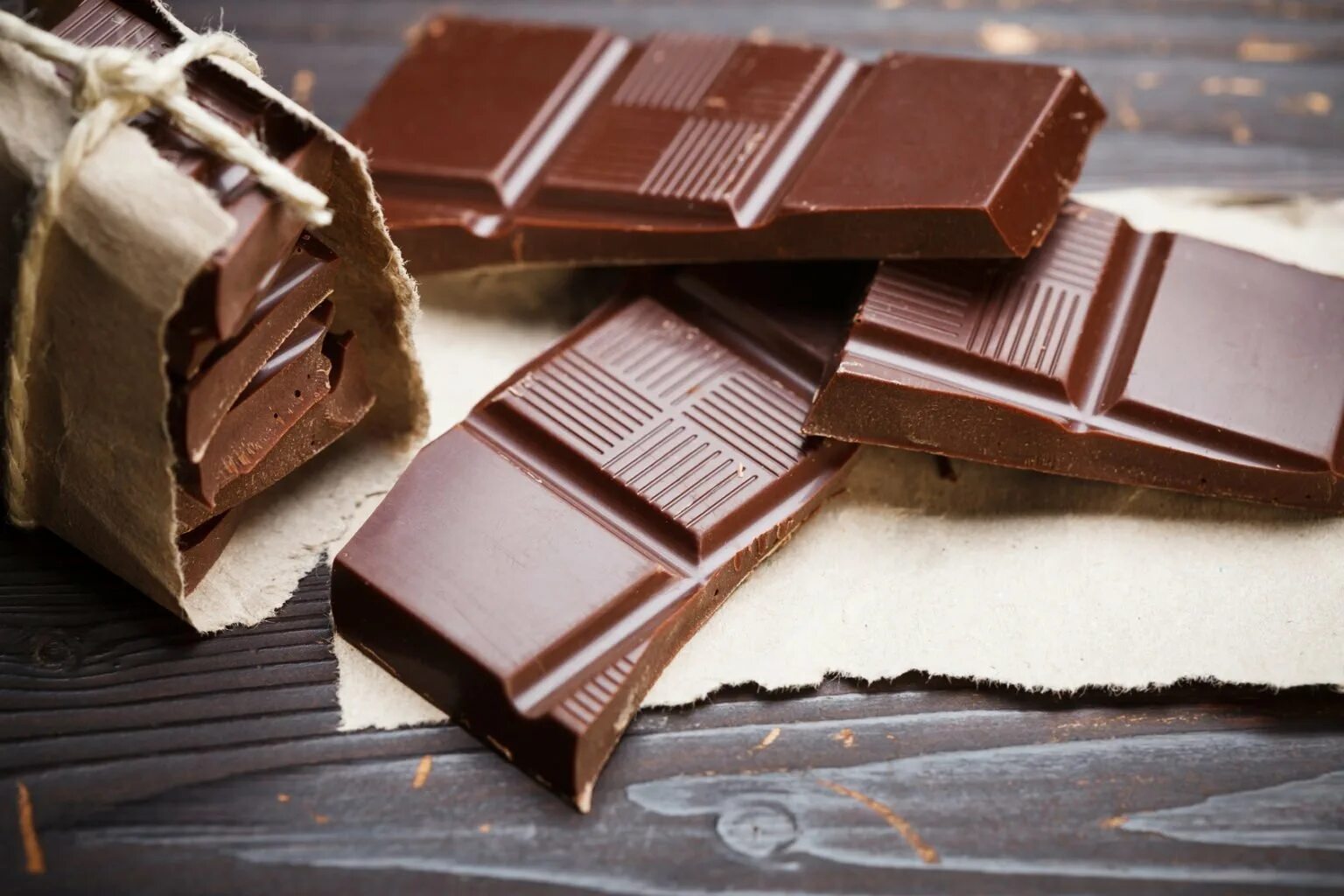 Молочный шоколад. Шоколадная плитка. Молочная плитка шоколада. Виды шоколада.