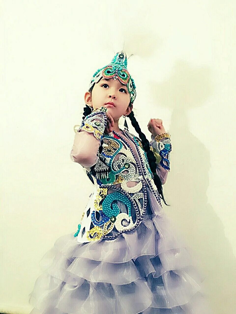 дети в национальной казакой одежде. казахстан одежда для детей. детский казахский костюм для мальчика. спортивная форма. праздники казахстана.