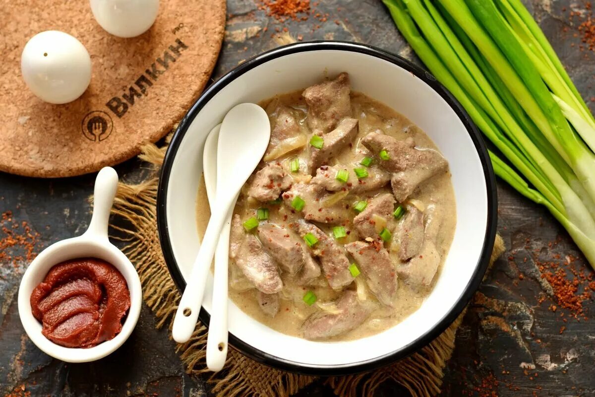 Печень на сковороде со сметаной и луком. Тушёная печень с луком. Печень в сметане. Печень тушеная в сметане с луком. Свиная печень в сметане с луком