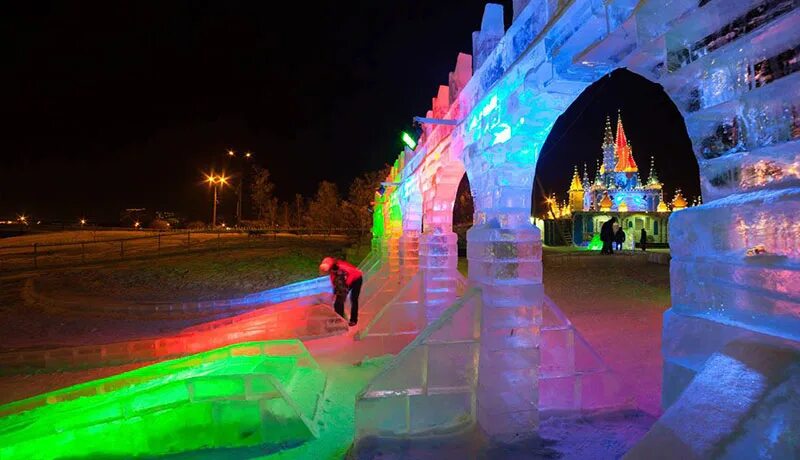 Куда сходить днем в иркутске. Ледяной городок иркутск солнечный. ледяные горки в иркутске в солнечном. иркутск ледяной городок в солнечном 2025. ледяные горки улан удэ.