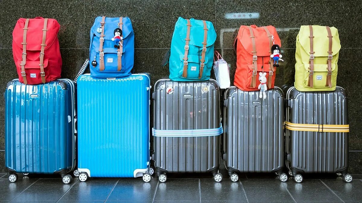Luggage bag. Ручная кладь. Несопровождаемый багаж. Тур без багажа. Чемодан на взлетной полосе.