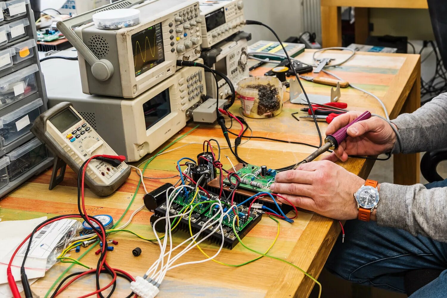 нужен электронщик. мастер по ремонту электроники. нужен электронщик. инженер радиоэлектронщик. мастер электронщик.