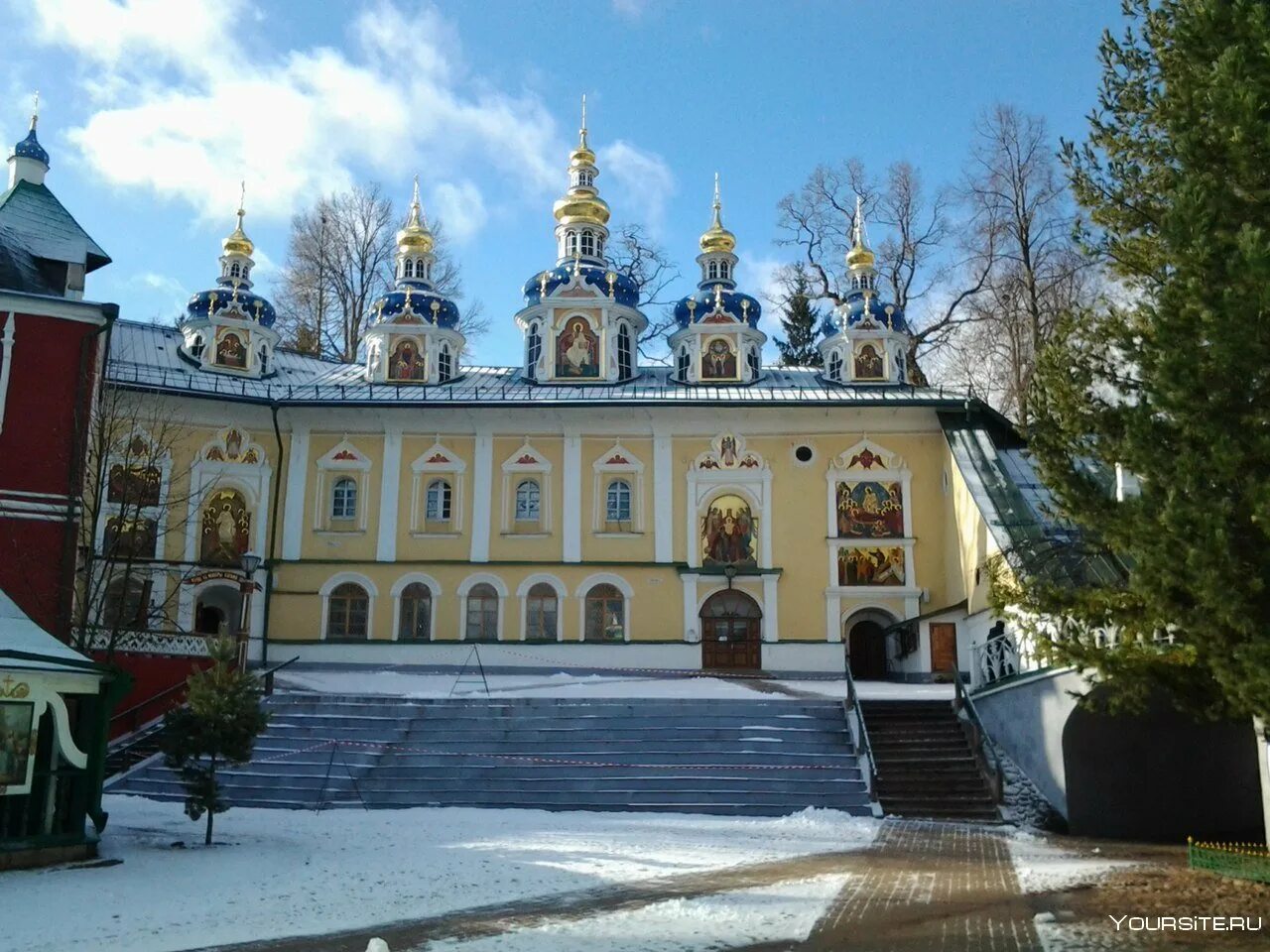 Печерский монастырь москва. Псково Печерская Лавра. Псково-Печерский монастырь Архиерейский корпус.