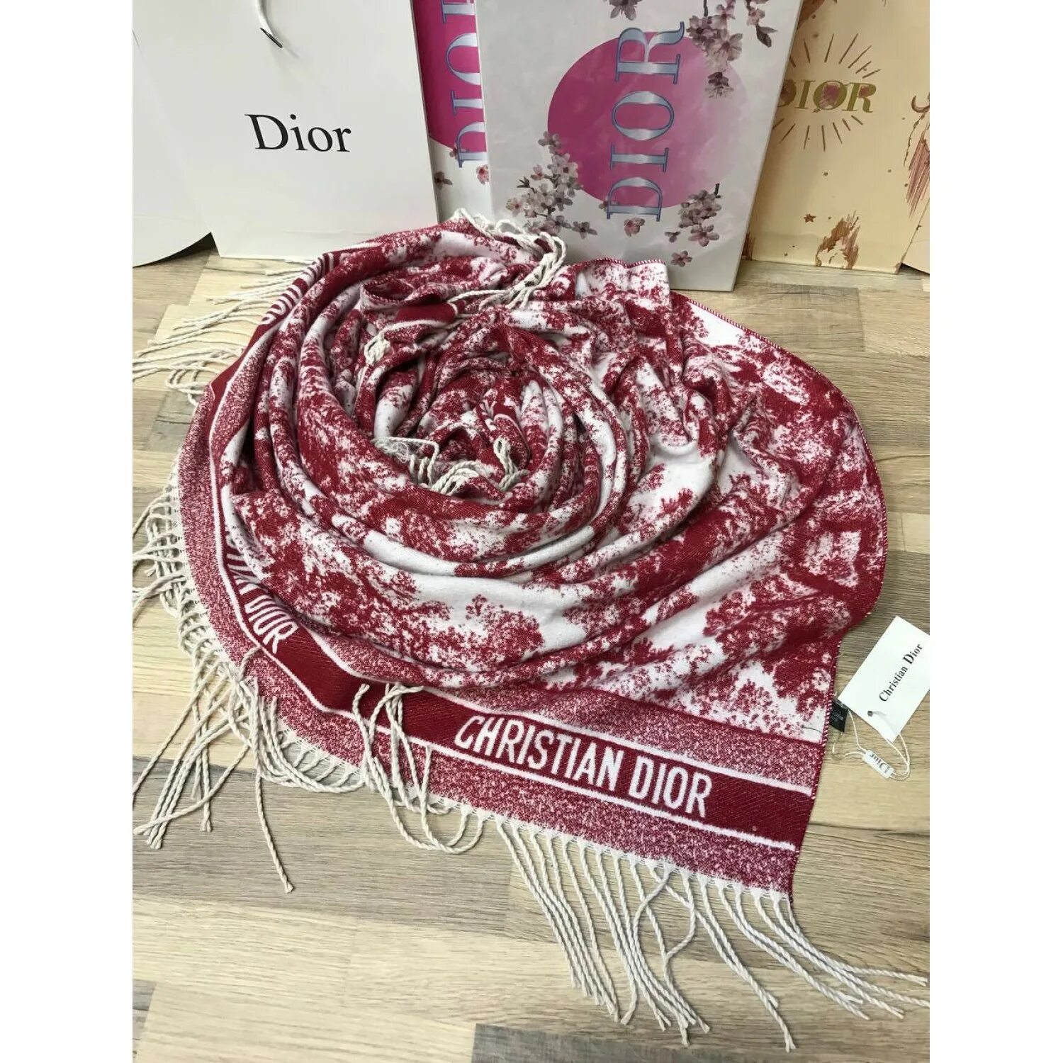 Платок кристиан диор. Палантин Кристиан диор. Шаль Кристиан диор. Платок Christian Dior Scarf.