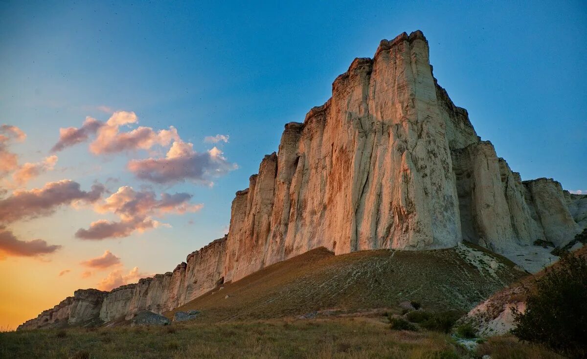 Скала в крыму кая. Белая скала АК-Кая. Гора АК Кая Крым. Гора белая скала в Крыму. Скала АК-Кая (белая скала).