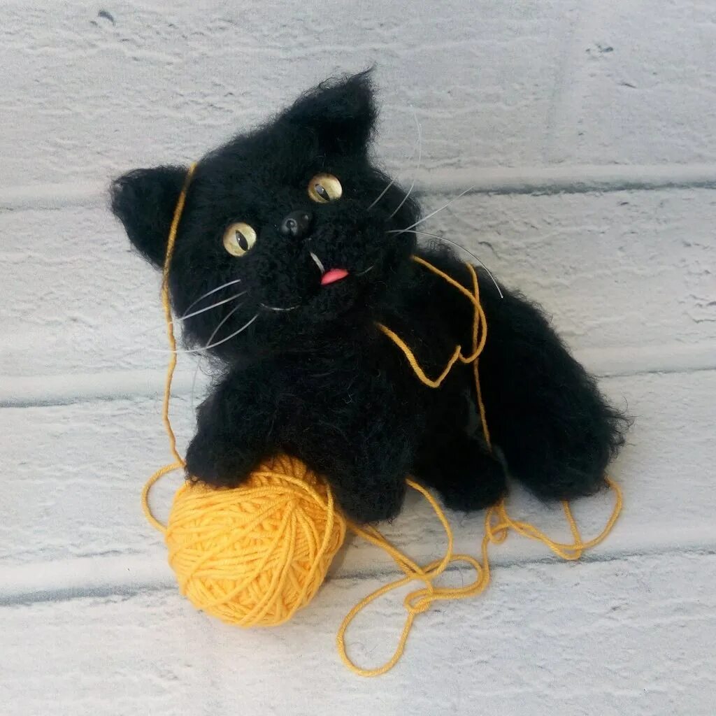 Кошка из пряжи крючком. Вязаный черный кот. Кошка из пряжи. Игрушка для кота из пряжи. Вязаная игрушка черный кот.