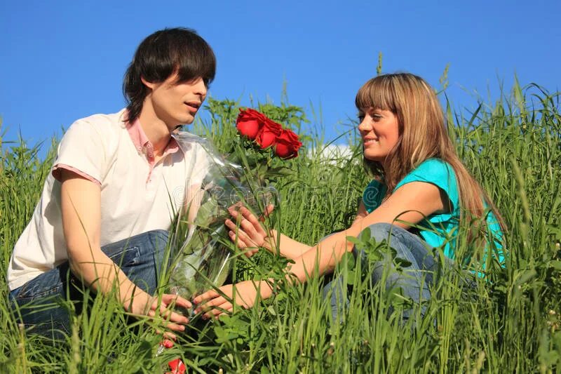 Девушка собрала парня. Парень и девушка на лугу. парень дарит цветы девушке картинки. женщина собирает цветы. деревенские мужчины с цветами.
