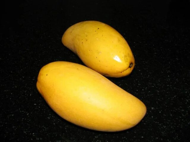 Фрукт желтый похож. Желтое манго сорт. зелёное манго сорт. манго сорт кейт. желтый фрукт тайланда овальный.