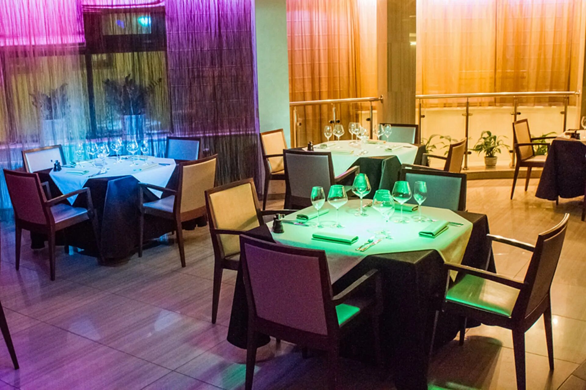 Ресторан сударь тула банкетный зал. Интерьер ресторана в темноте. Ресторан джонджоли в москве. Контактный телефон ресторана. Контактный телефон ресторана.