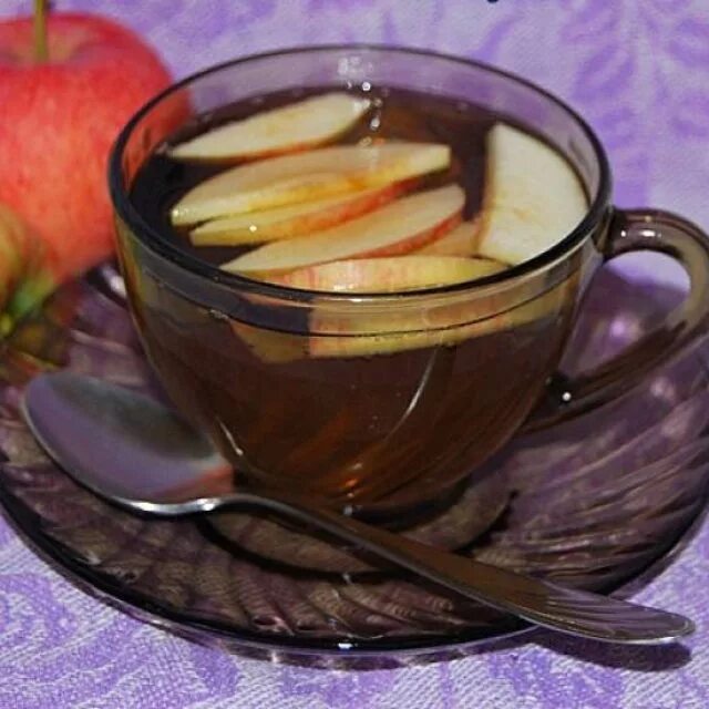 Черный чай с яблоком. Чай с яблоком. Чай с яблоком и корицей. Яблоки с чаем. Чай из кожуры яблок.