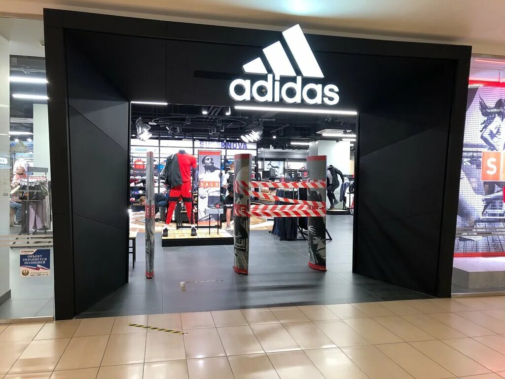 Магазин обуви адидас. Adidas магазин. Магазин одежды adidas. Магазин фирмы адидас. Спортивный магазин адидас.