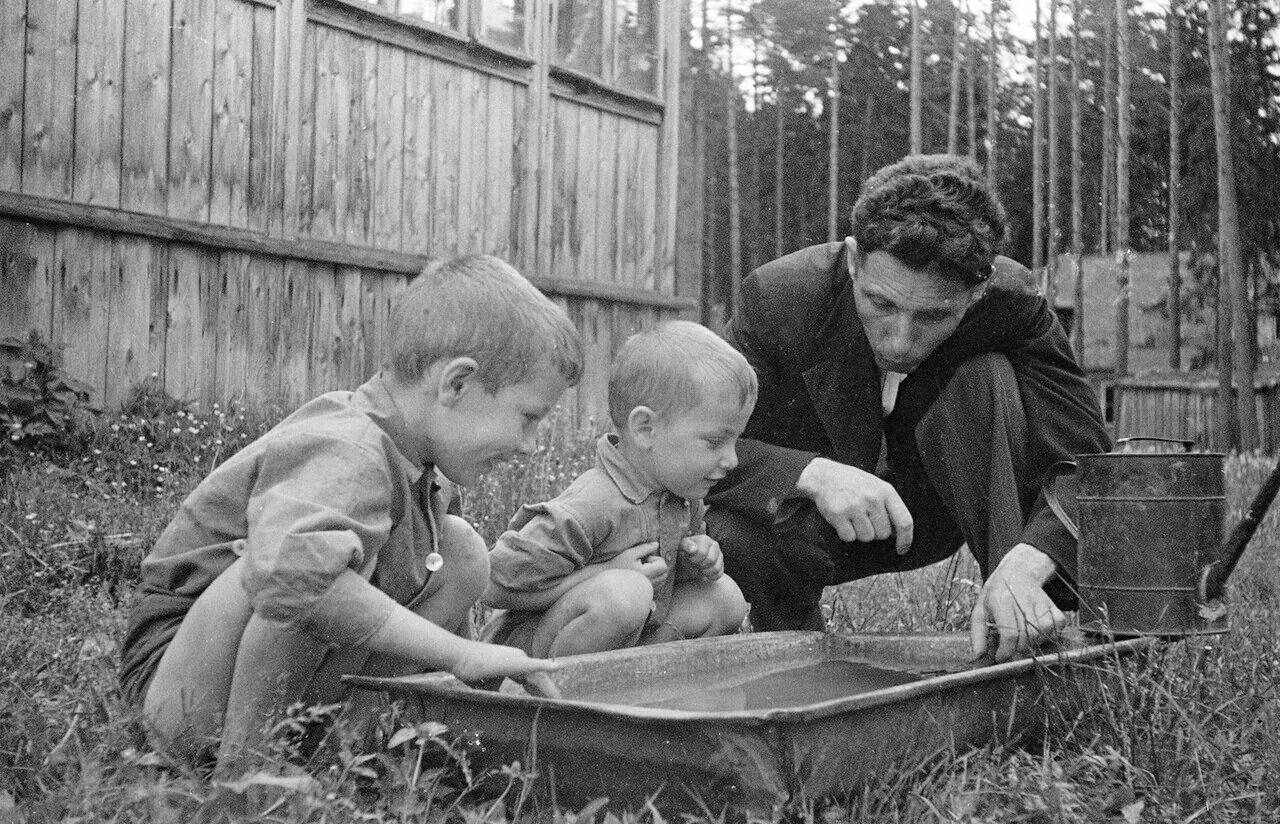 Семья советских семь детей. Семья ссср. дети с родителями советские. советские родители. детство ссср.