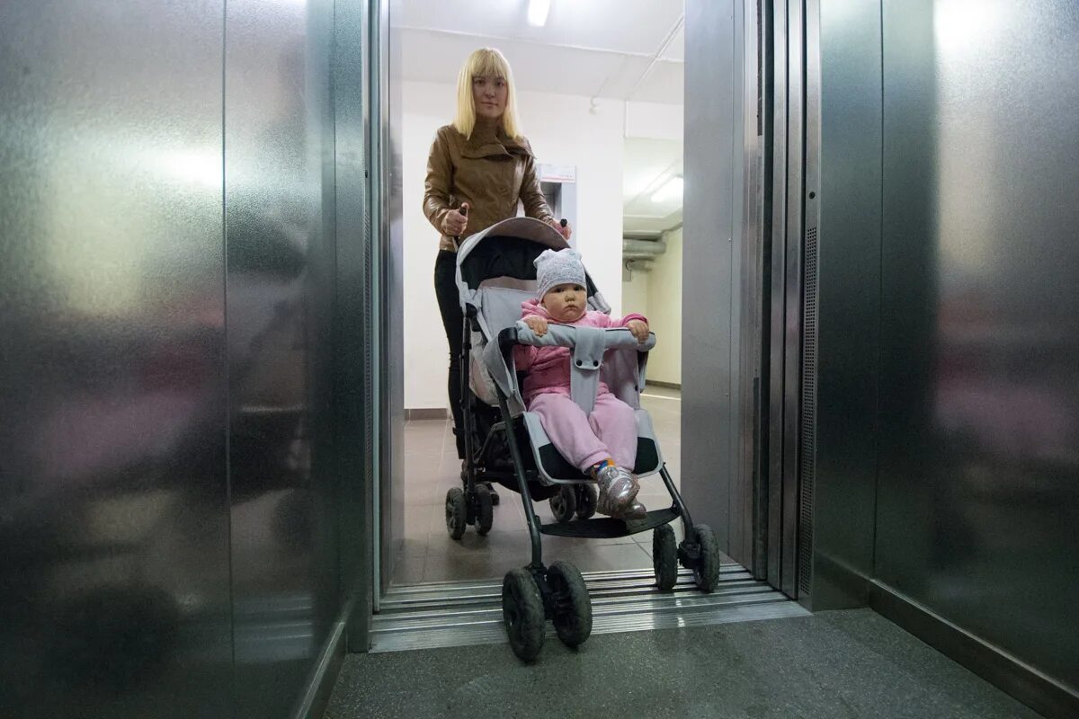 Зайти в магазин с детской коляской. Зайти в магазин с коляской картинка. Эскалатор детская коляска. Можно ли в магазин с коляской. Можно ли в магазины с коляской.