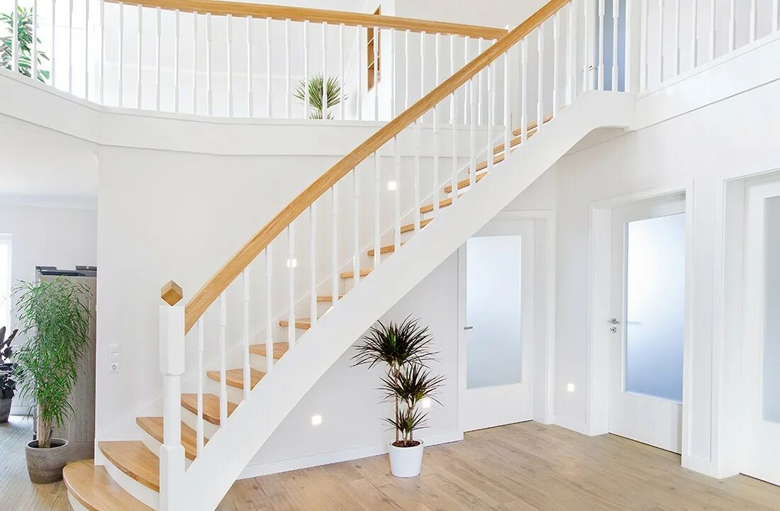 Лестница из ясеня с белыми подступенками. Деревянная лестница. Белая деревянная лестница. Белые перила для лестницы. Светлые ступеньки