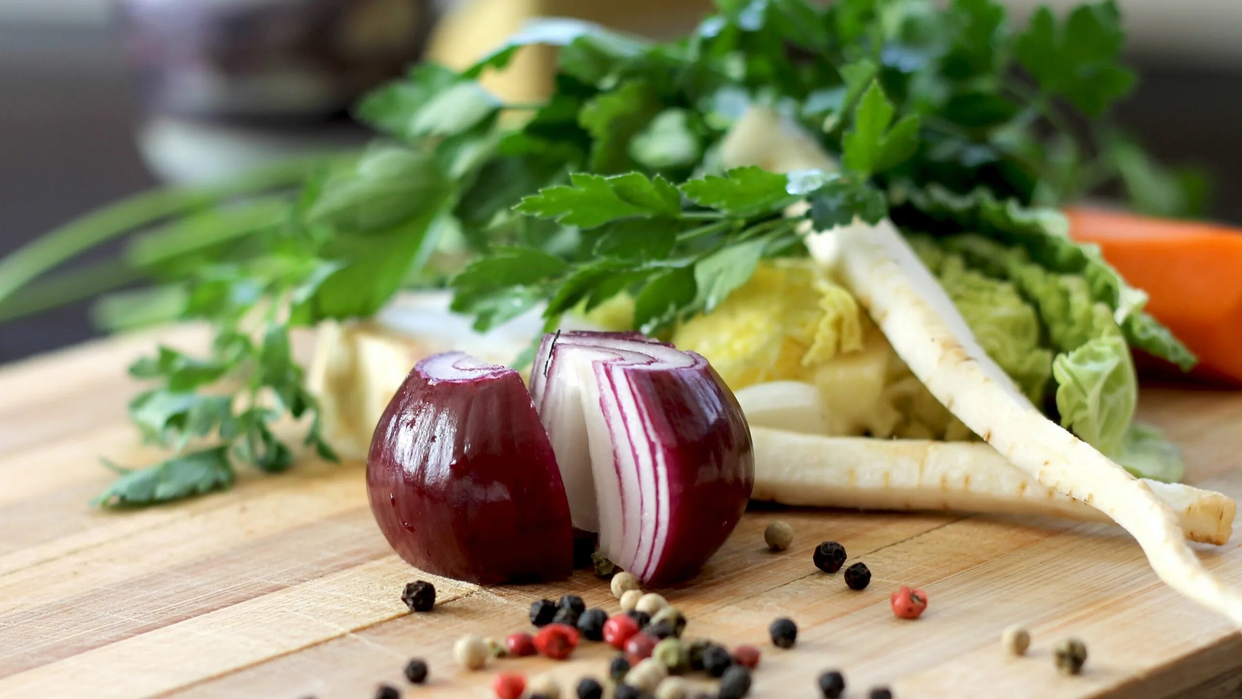 Cooking ingredients. Овощи и специи. Овощи "кухня". Овощи на доске. Овощи на столе.