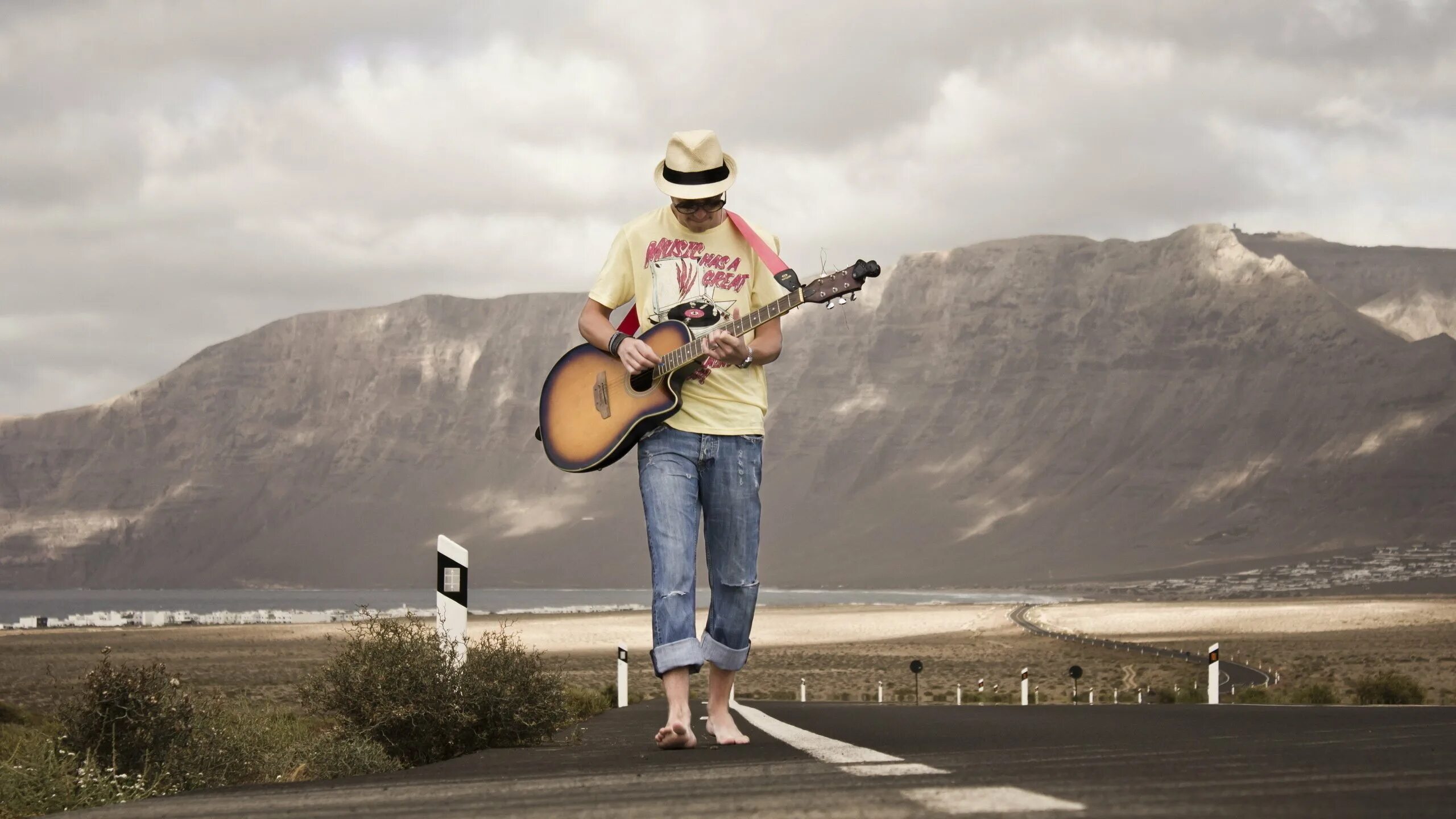 Скрипач. Мелодия для мужчин. Человек в наушниках. Шон мендес 18 +. Мелодия для мужчин.