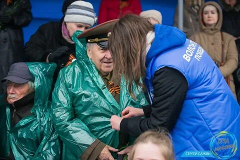 Житель города помогает