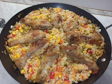 Курица с овощами и рисом на сковороде