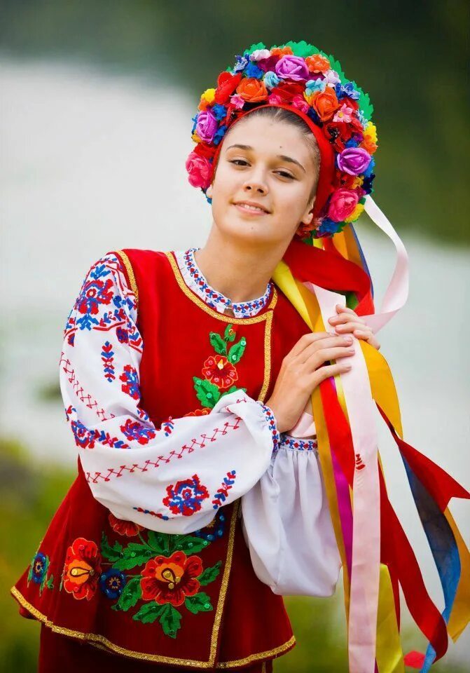 Украинская одежда 6. Украинский костюм. Украинский народный костюм. Украинский костюм женский. Наряд Украинки.