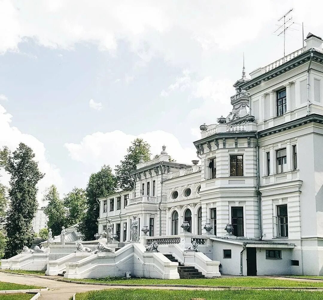 Дворцов е в