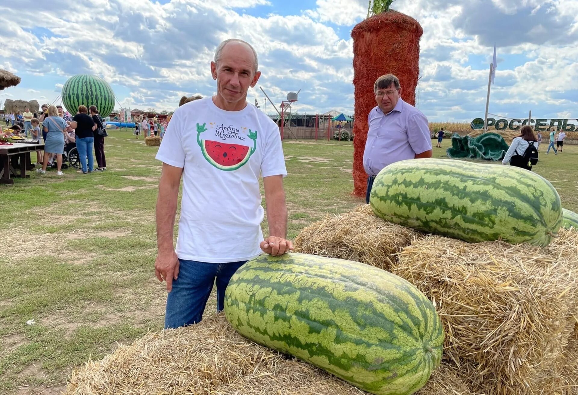 Арбуз занят. Арбузы Шляховых Белгород. Белгород бахча арбузы. Самый большой Арбуз. Самый большой Арбуз в России.