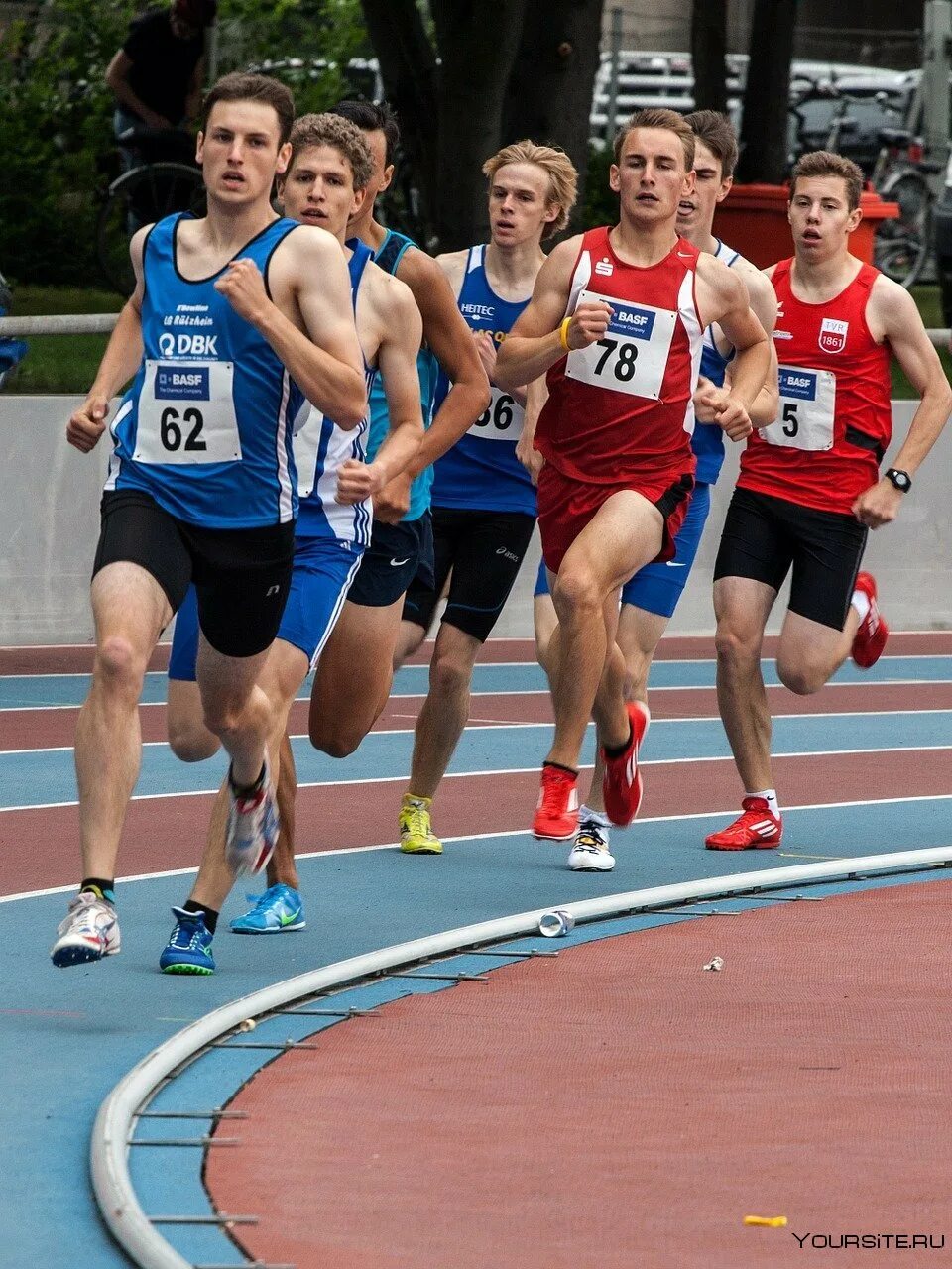 Спортсмены. Спортивный бег. Легкая атлетика. Спортивные соревнования.