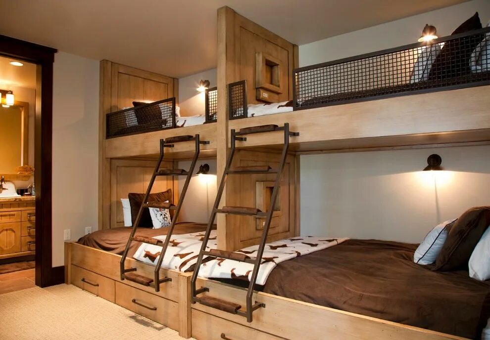 Кровать большая. Комната с множеством кроватей. Необычные кровати. Двухъярусная кровать в американском стиле. Кровать для четверых детей.