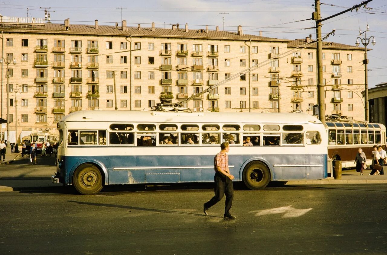 Движение троллейбусов в реальном. МТБ-82 троллейбус в Москве. Троллейбус 60 Москва. Проспект Вернадского 1960-е. Троллейбус Москва 1960.