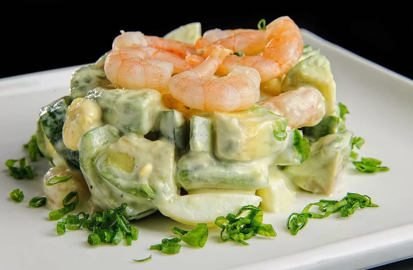 Салат с креветками огурцами и яйцами. Салат из огурцов и креветок. Креветки огурцы. Креветки огурцы. Креветки огурцы.