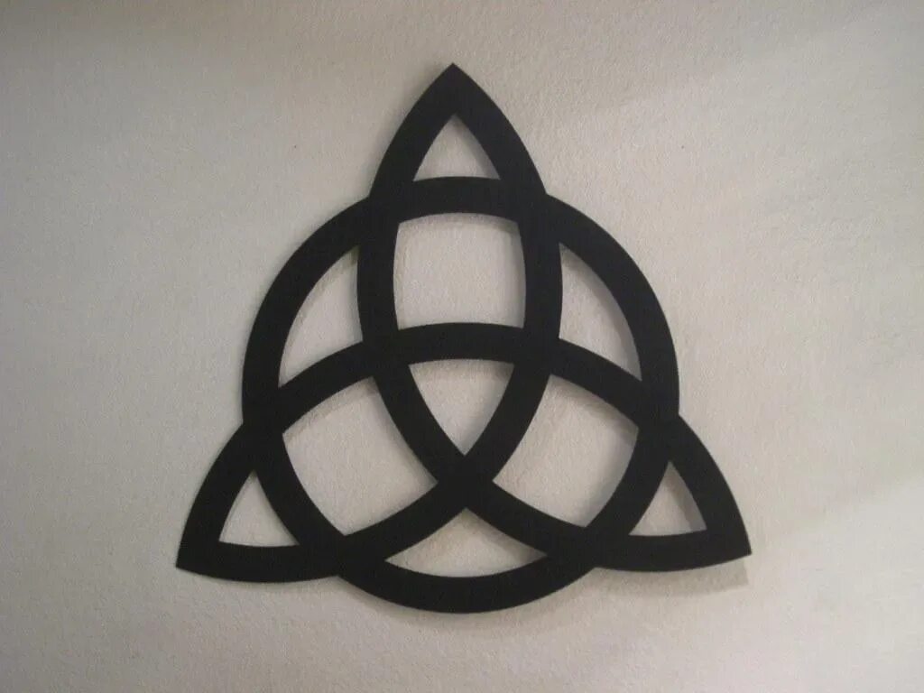 Символ 3 скопировать. Трилистник символ Зачарованных. Трикветр Зачарованные. Триглав трикветр. Знак Зачарованных.