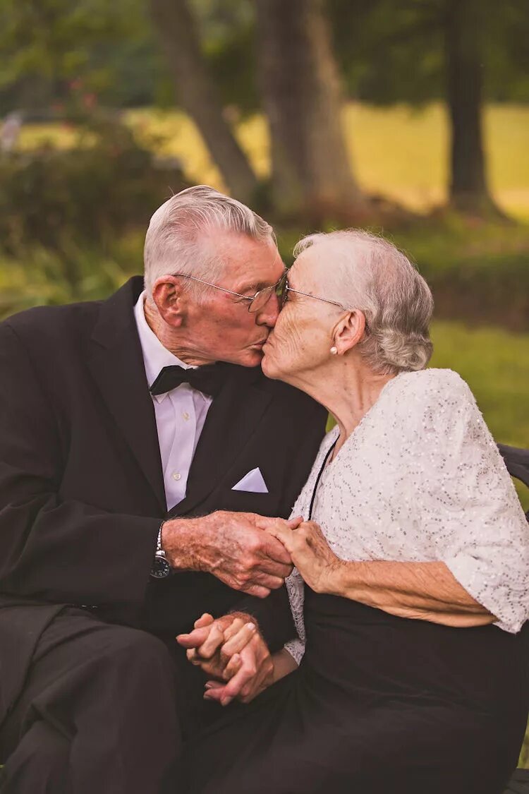 Супруги в старости. Влюбленные старики. Старые пары. Пожилая пара. Любовь в старости.