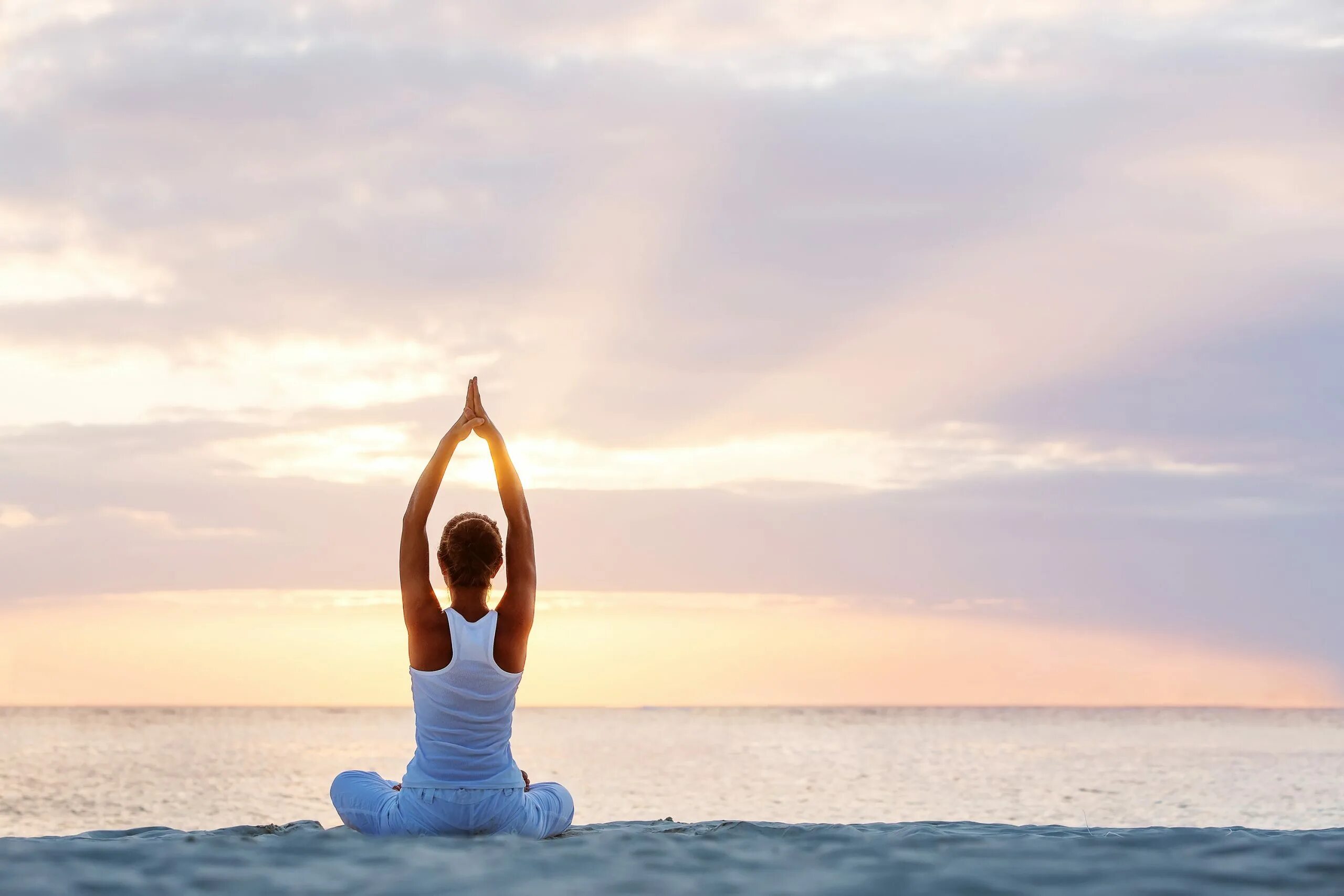Йога на море. Медитация на берегу моря. Занятие йогой на берегу моря. Человек медитирует на море.