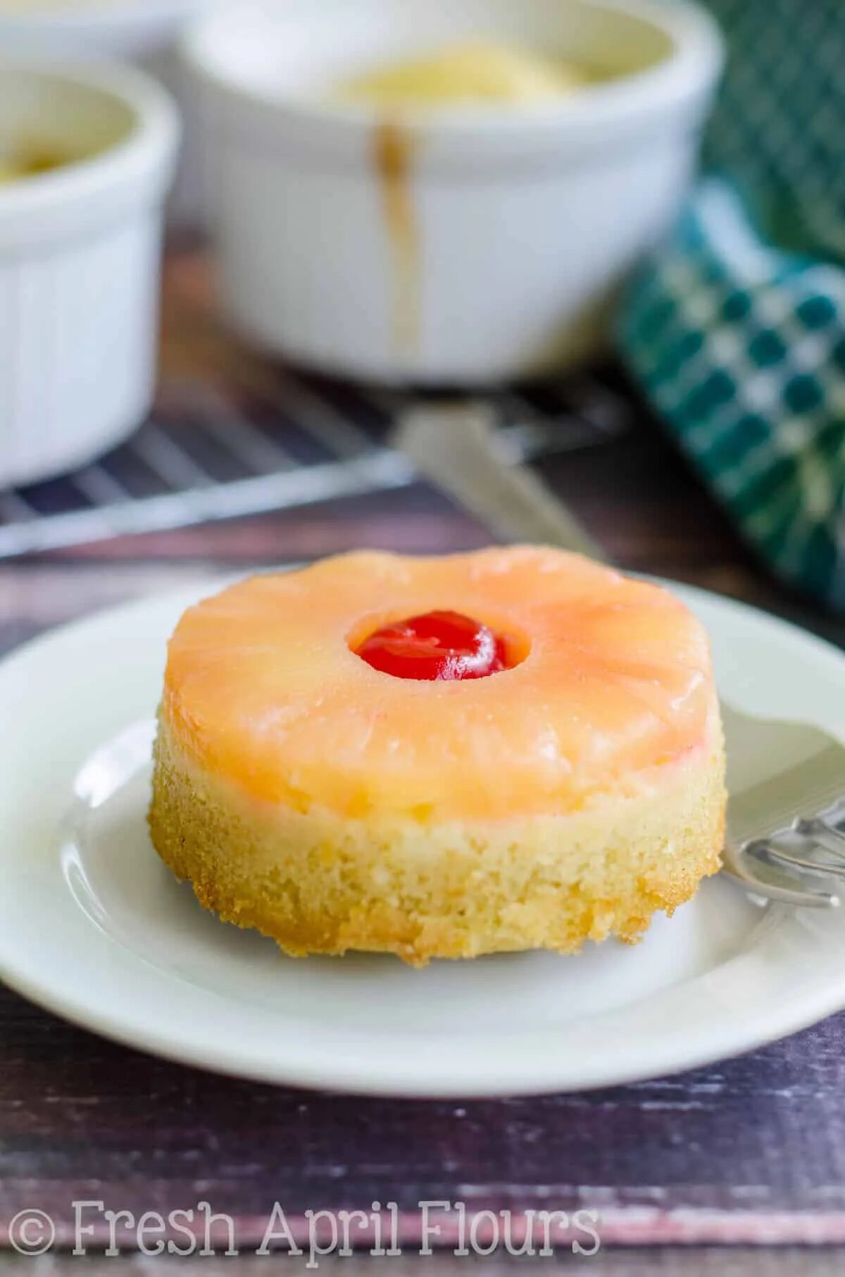 Upside cake. Ананасовое пирожное. пирожное с ананасом. pineapple upside down cake. перевернутое ананасовое пирожное.