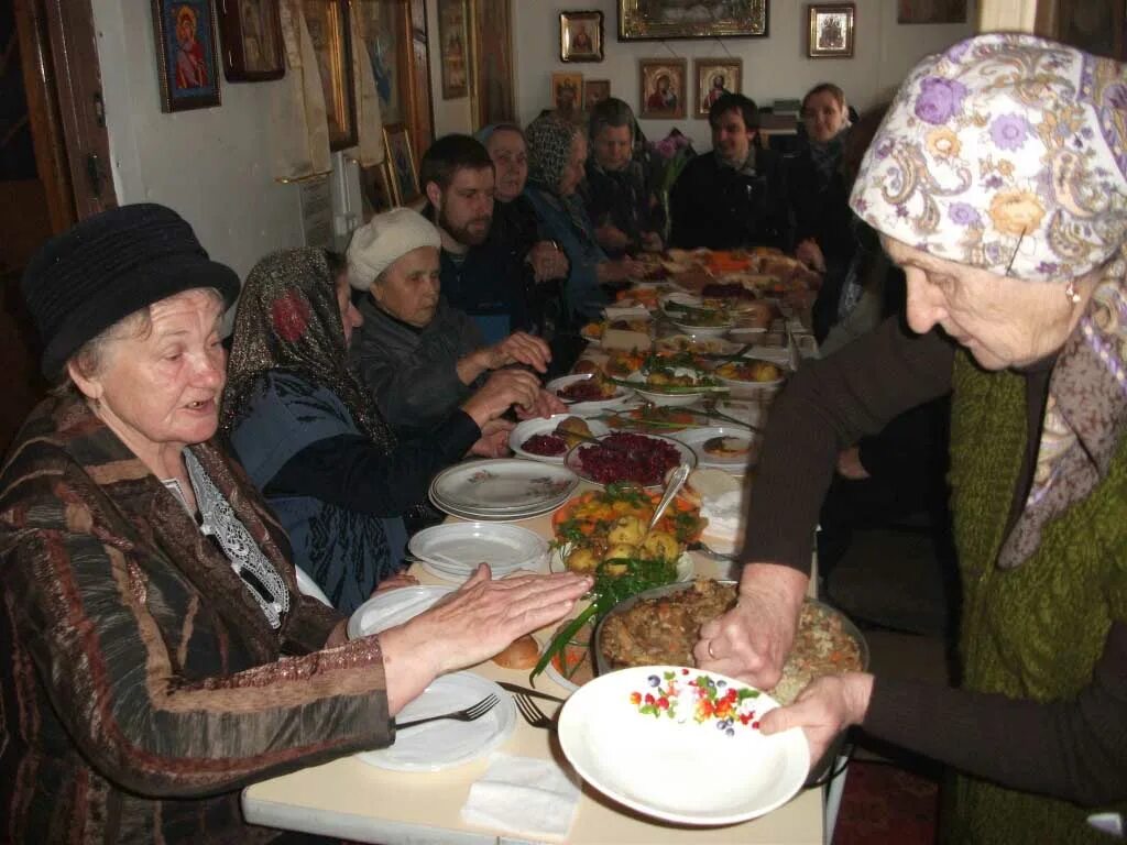 Поминки. Поминальное застолье. Поминки за столом. Русские поминки.