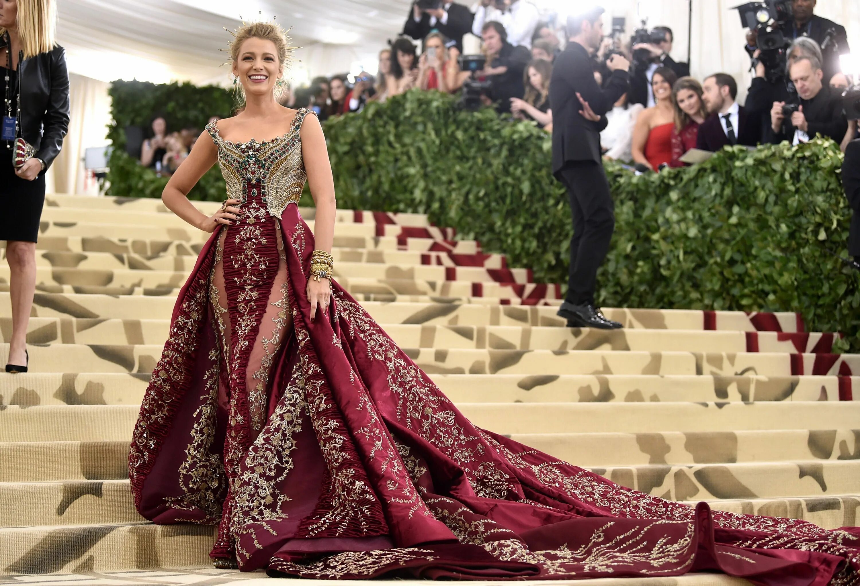 Что такое met gala. Блейк лайвли met gala. блейк лайвли гала 2018. блейк лайвли мет гала 2019. met gala 2023 блейк лайвли.