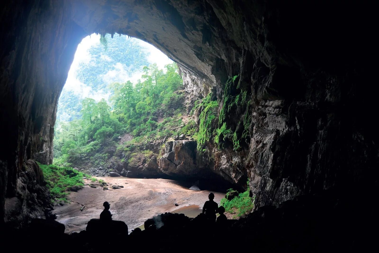 Caves de. Пещера Шондонг Вьетнам. В пещере Нахаль-Хемар. Пещерный район Аггтелек — словацкий Карст. Китай пещера Эр Ван Донг.