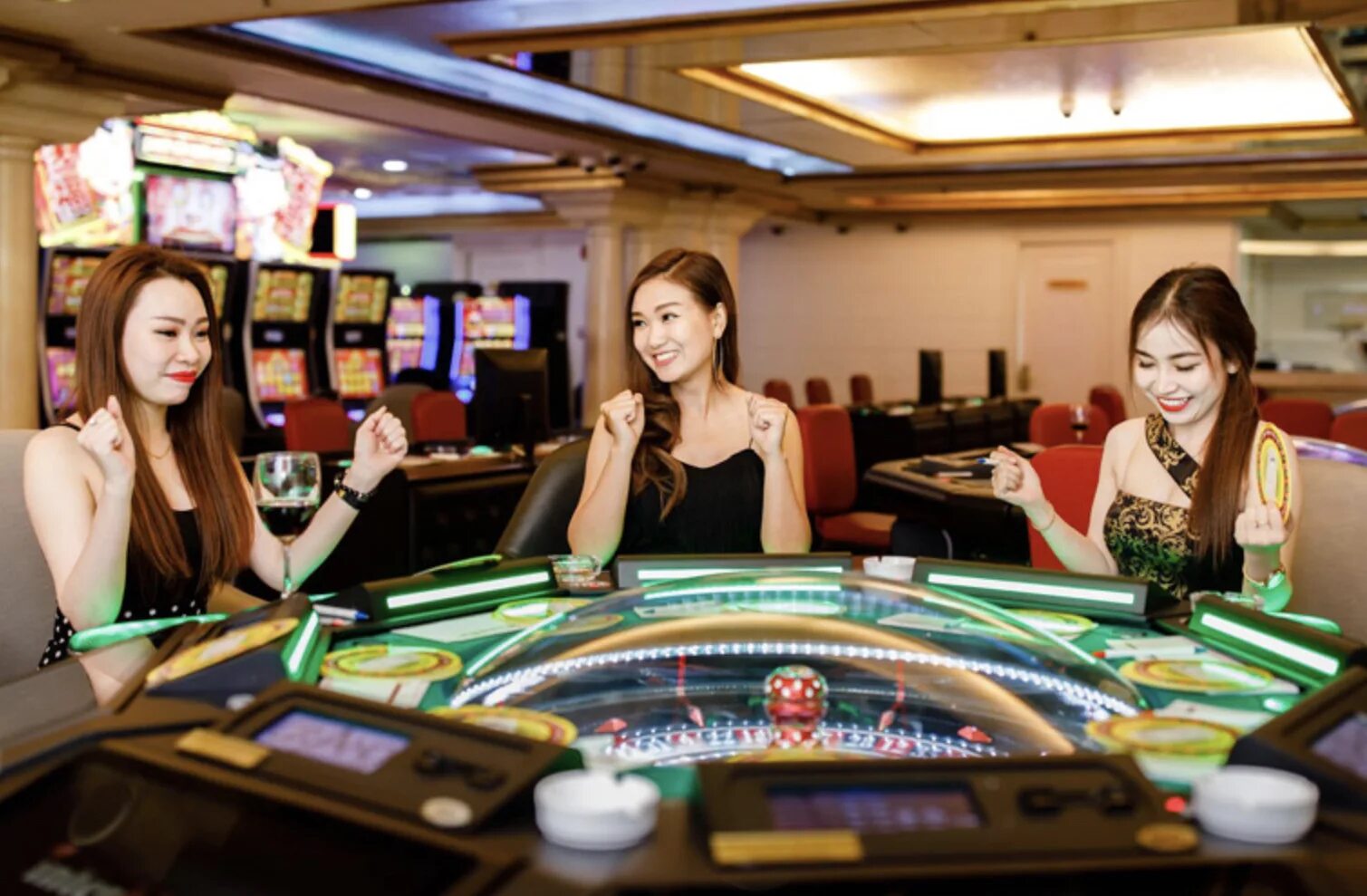 Азартные игры в Азии. Азартные азиатские игры. Девушка в казино азиатская. Девушка в казино автоматы. Casino сайт main