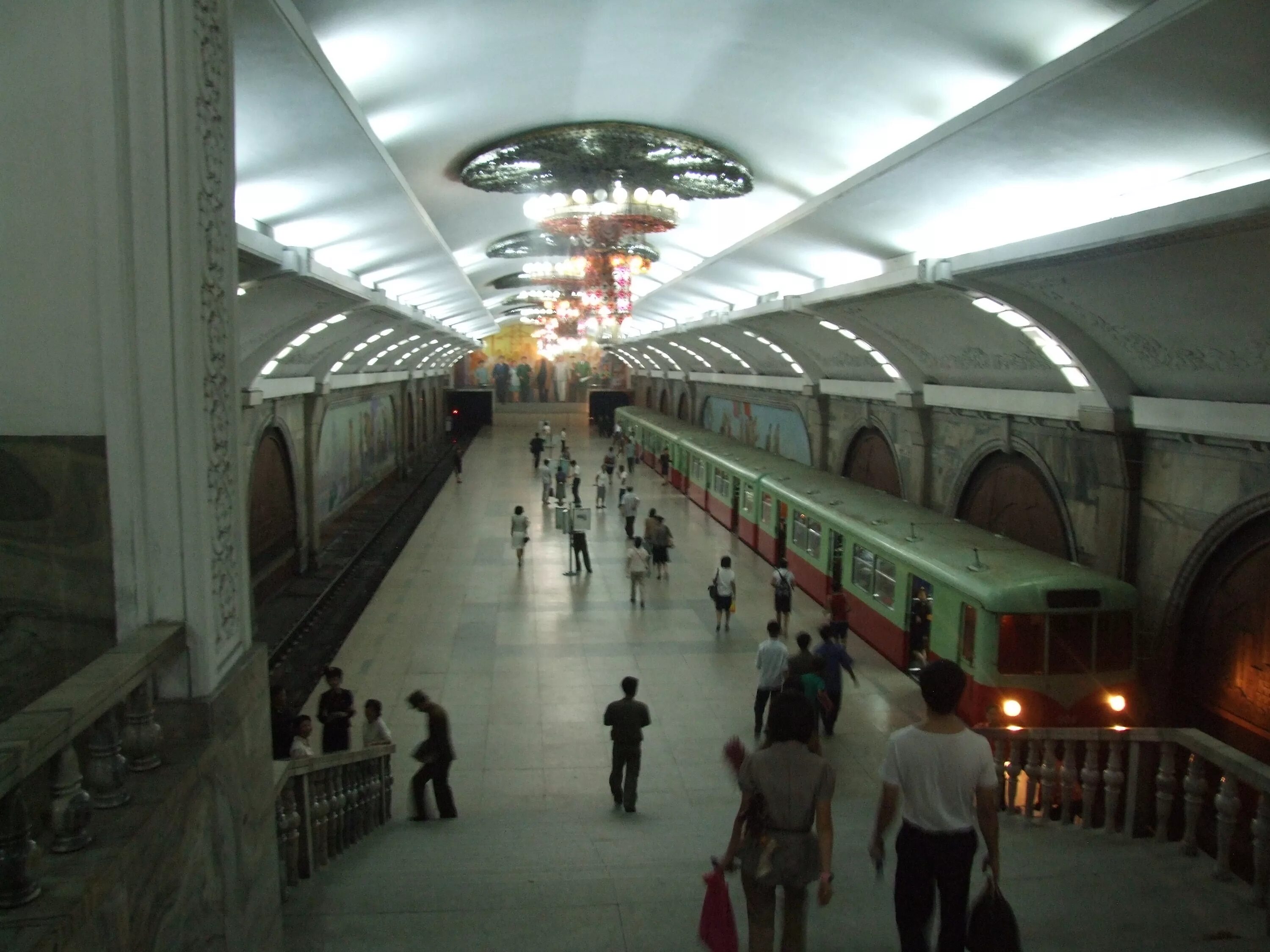 Сами глубоки метро. Пухунг Пхеньян метро. Самая глубокая станция метро в мире. Коммунистические станции метро. Станция Коммунистическая.