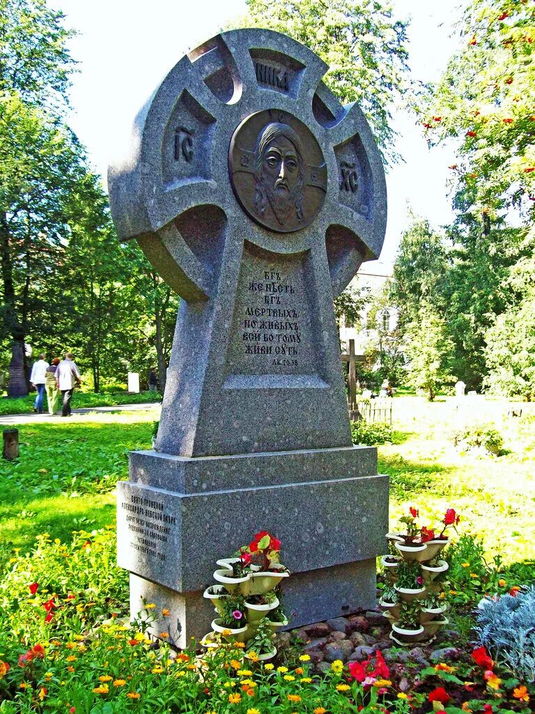 Александро Невская Лавра памятник. Памятник пострадавшим за веру. Фото на памятник. Памятник ставят православным